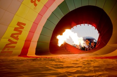 Pilot Kevin Knapp fills his balloon.